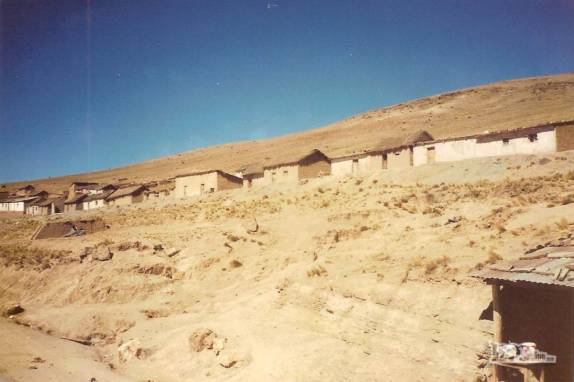 A paisagem árida e os sinais de pobreza na viagem de ônibus subindo para o  altiplano, entre Cochabamba e La Paz, na Bolívia (viagem de Julho de 1990)